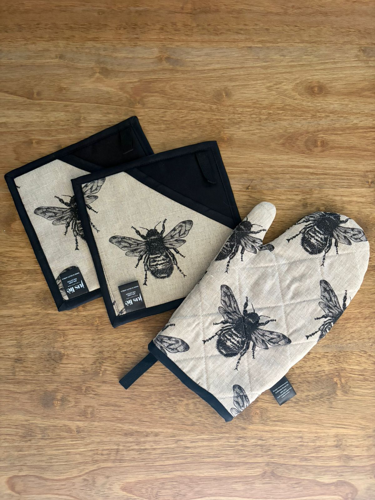 Bee Oven Mitt Set